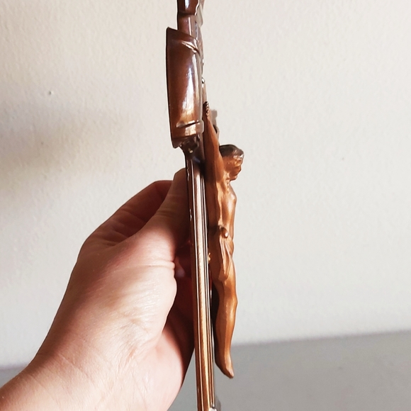Metal crucifix in shades of brown and bronze. - Picture 9 of 9